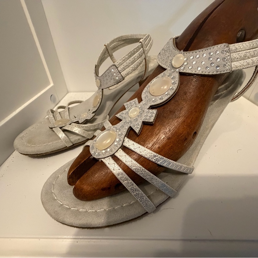 Chic Silver Sandals with Pearl Details